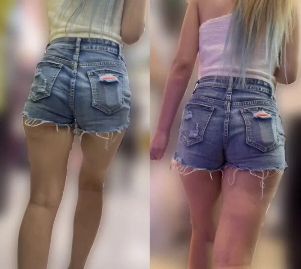 レジ待ちしているセクシーなデニムショートパンツギャル