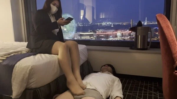 女上司広瀬さんによる横浜のホテルで仕事終わりムレムレパンストでM男部下■■■