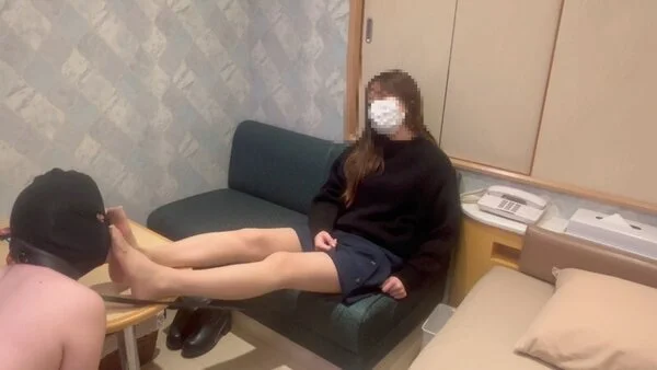 【激レア】ドS美人りりか様による蒸れたパンストで踏み& 顔面騎乗でM男責め
