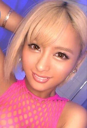 今回のお友達は金髪、ド派手ネイルのまさにギャル、これぞギャル、ギャルの大本命!!