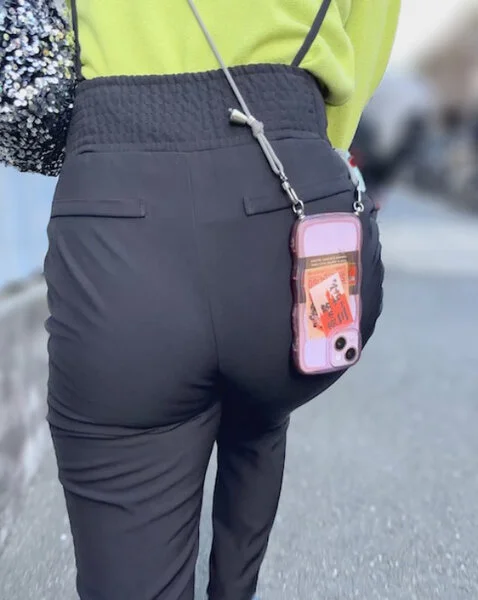 《よく目立つ美尻!蛍光トップスに黒パンツの高身長モデル》
