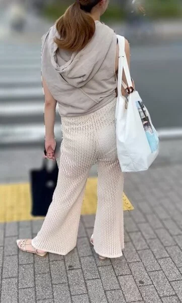 《買い物帰りのニットパンツモデル》