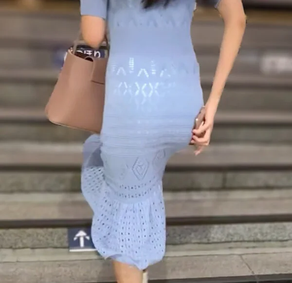 《美尻でスマホを拭くセレブ美女》