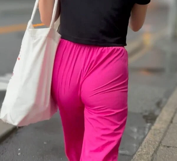 《ゲリラ豪雨でもお尻をぷる×2させながら歩くモデル》