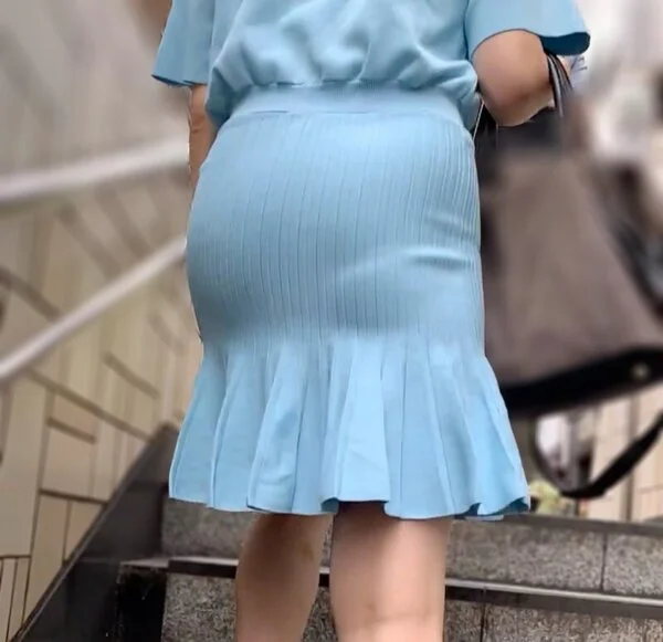 《ミニ丈マーメイド!真っ青が似合い過ぎな上玉美女》