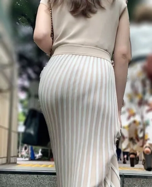 《がっつり浮かび上がるフルバック!上品な街が似合う清楚系お姉さん》