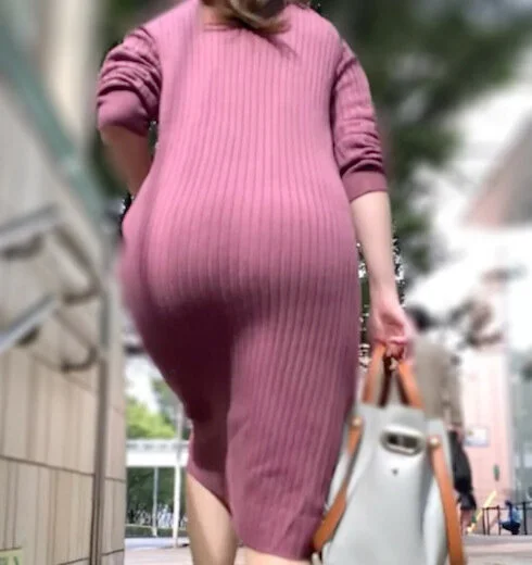 《お尻周りがデカい!高身長セレブ美女のニットワンピ姿》