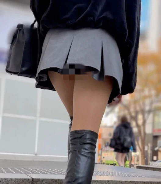 《ミニ過ぎない?ヒラヒラ舞うミニスカートから見せちゃうモデル》