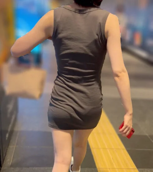 《姉さんそれはセクシー過ぎです!大胆に見せつけるブラ線とPライン》