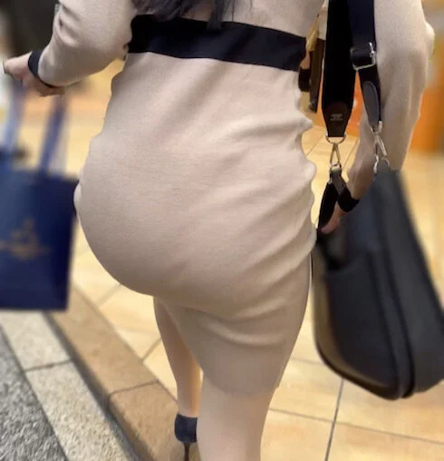 《Tバックを浮かび上がらせホテルへ向かう姫!》