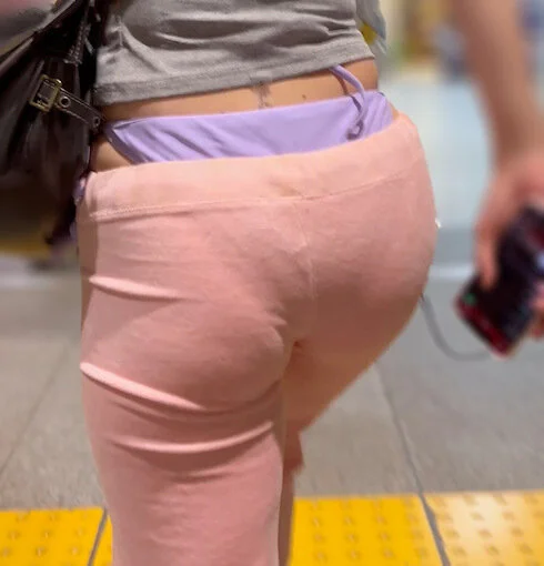 《水着!?パンティー!?意味を成していないピンクパンツ》
