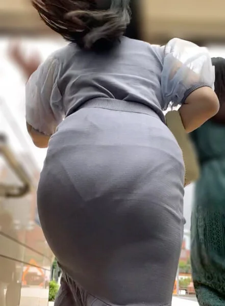 《目を疑う丸見え感!爆乳・爆尻モデルのニットセットアップモデル》