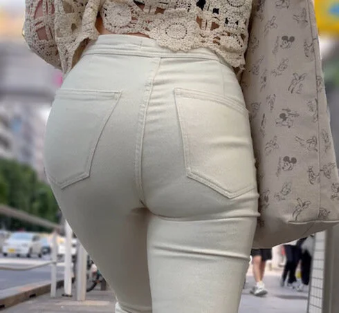 《今時珍しい!ここまでパッツパツに履きこなす白スキニーデニム》