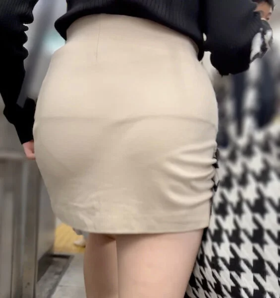 《一級品のスタイル!超美女のミニタイトスカート姿》