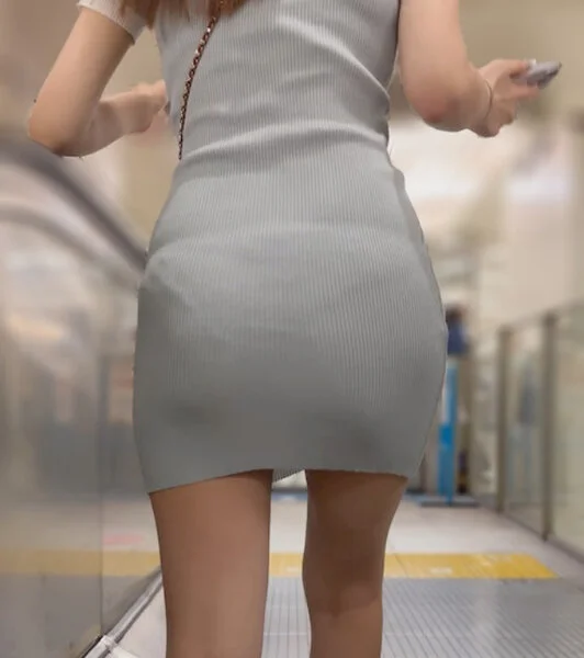 《後ろ姿がエロ過ぎて!透けすぎなほど浮かびあがるPラインに興奮度MAX》