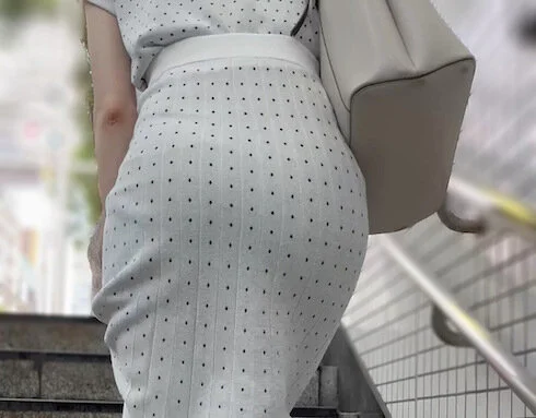 《清楚系美女!美尻を大胆に浮かび上がらせるドットワンピース》