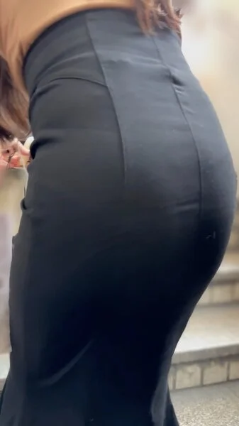 《溢れる高級感!心優しいセレブ美女の美尻の突き出し》