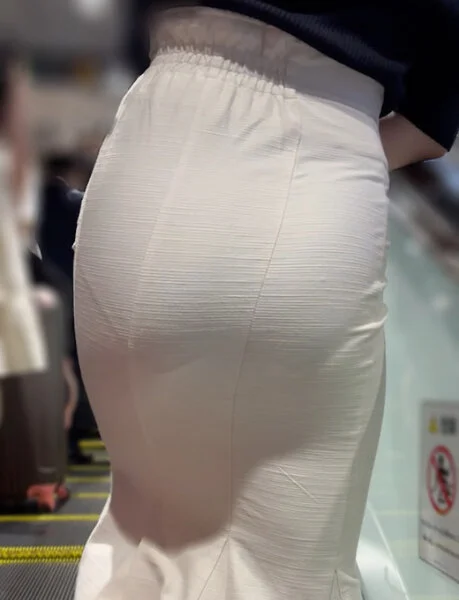《密着度100%!極上美女の美巨尻が強調されたマーメイドスカート》