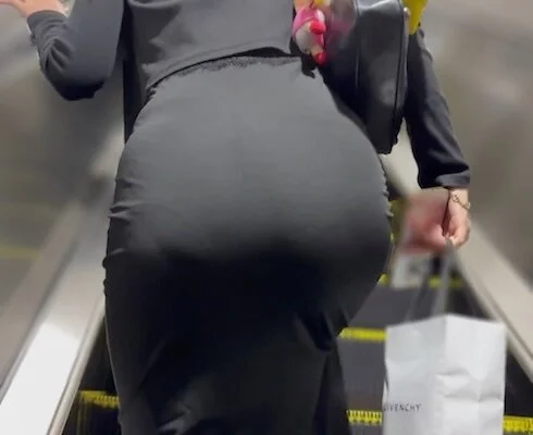 《W見せ再来!黒ドレス美女の完璧なお尻の膨らみ》