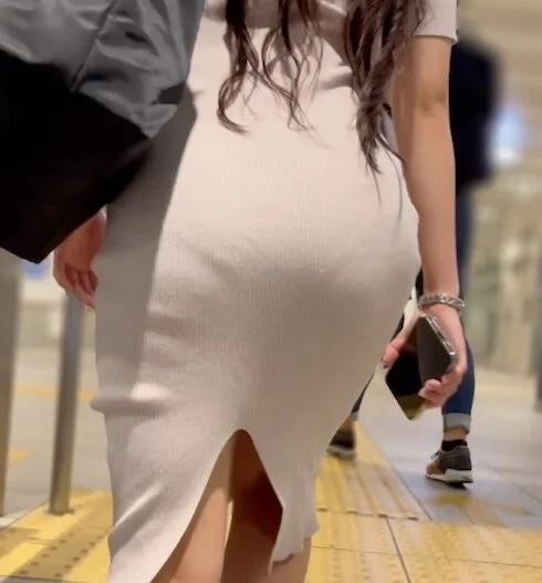 《セクシーOL!スリットがそそられるタイトワンピ姿》