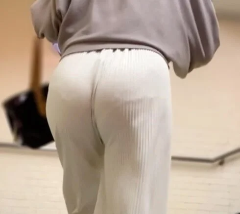 《思いの外、超美人!丸見えパンティー姿のニットパンツスタイル》