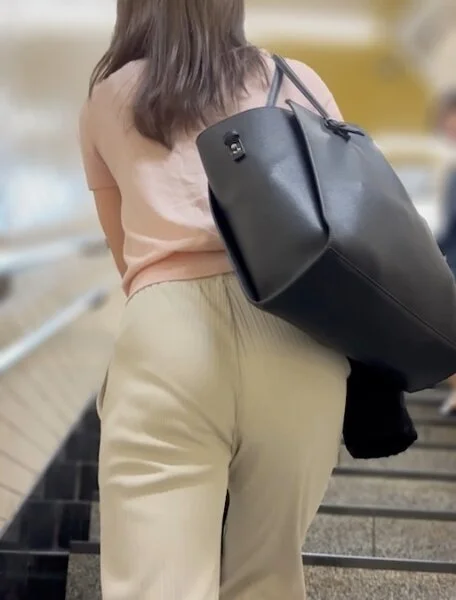 《オーソドックスPライン!ニットパンツが透け透け素材だった美人OL》
