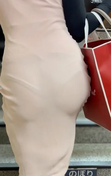 《イカしてるぜ!とんでもない透け感で職場へ戻る極上美女》