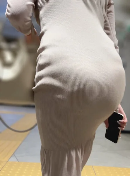 《ワンピがパンパン!画面いっぱいに映し出される魅惑のデカ尻美女》