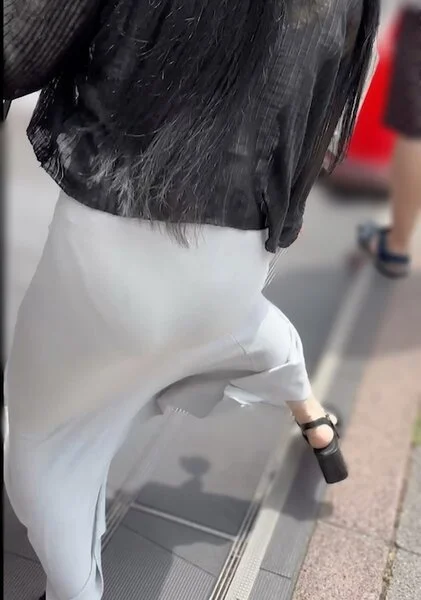 《透明度100%!!!大股開きを披露する素晴らしい逸材モデル》