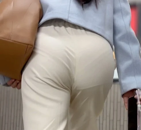 《天才的なスラックスパンツ!尻肉の躍動感ももの凄い》