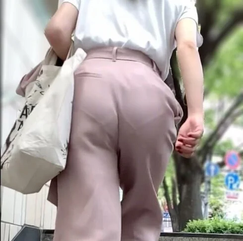 《ジャケットを脱ぐと凄いことに!スタイル抜群キャリアウーマンの丸見えPライン》