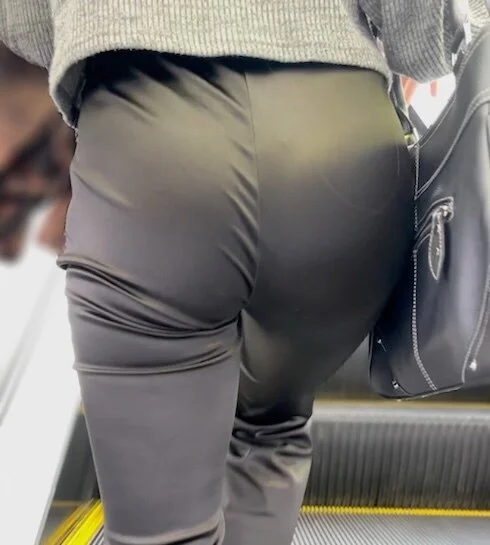 《強烈なサテンパンツ!滑らかにプルプルする尻肉のキャリアウーマン》