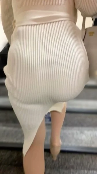 《女子アナウンサーのような才色兼備のセレブ美女!画面いっぱいの美巨尻をご覧あれ》
