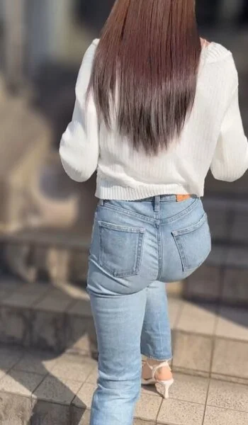 《薄青フレアデニム!いつまでも見ていたい芸能人級美女の美尻》
