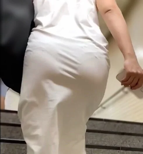 《Tバック透け透けで出社できるなんて…!純白のロングワンピース姿のセレブお姉さん