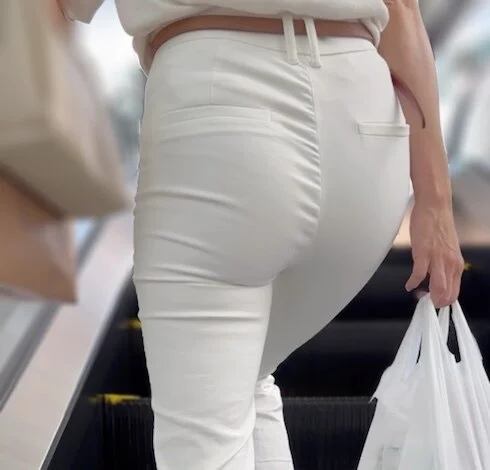 《知的OLの魅力的な白パンツ!ギュウギュウに詰め込まれる下半身》
