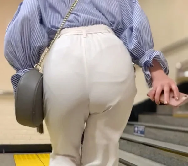 《パツパツに張った白パンツ!小走りが可愛らしい丸見えPラインモデル》
