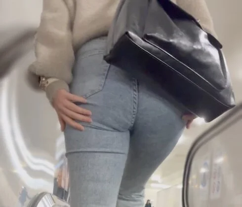 《パンパンでムニュムニュ!上玉美女の美巨尻浮かび上がるタイトデニム》