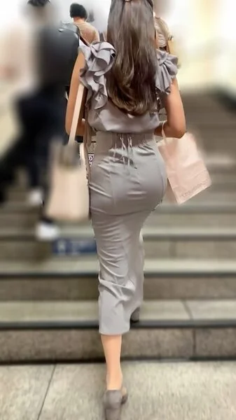 《腰振りがイイ!強烈な膨らみの美巨尻を堪能させるセレブ美女》