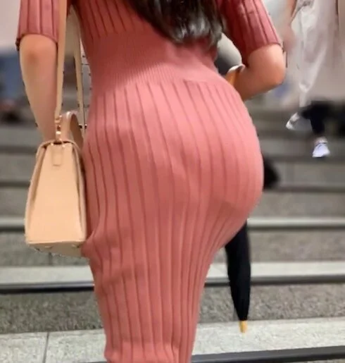 《Pラインくっきり!お嬢様系美女のリブニットワンピース》
