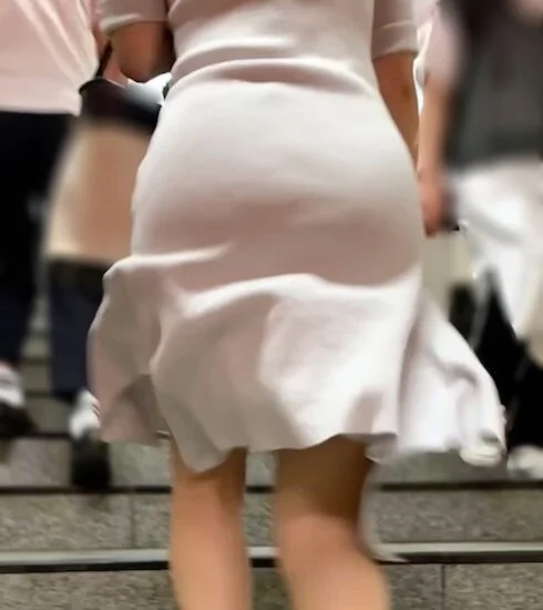 《上品な美女のデカ尻!裾ヒラヒラなニットワンピース》