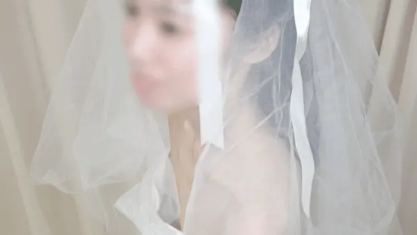幸せな花嫁さんの黒乳首【新婦胸ちら】