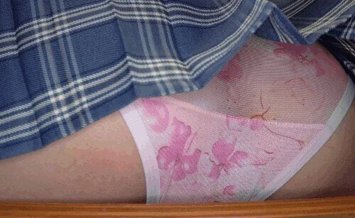 校舎の片隅でこっそり着替え、パンモロ多数
