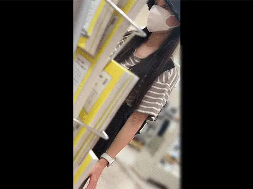 【ママさん/胸チラ③】休日のおもちゃコーナー。物色に夢中で僕の視線に気づかないマ