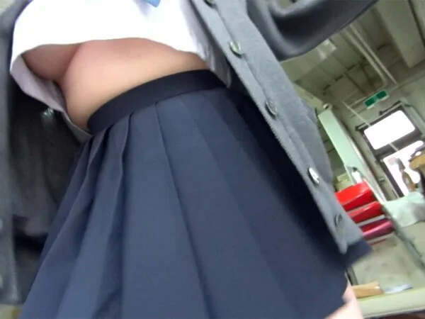爆乳ニット女子の自転車パンチラ