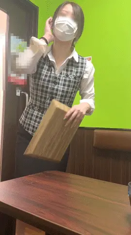 【街中のパンチラ激写vol.4】カラオケ店員さんの剛毛ハミ毛激写です。