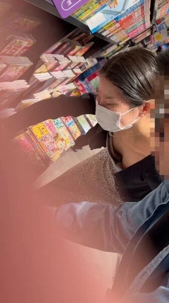 【街中の胸チラ激写vol.7】旦那さんとお買い物中の人妻さん。がっつり乳首まで見