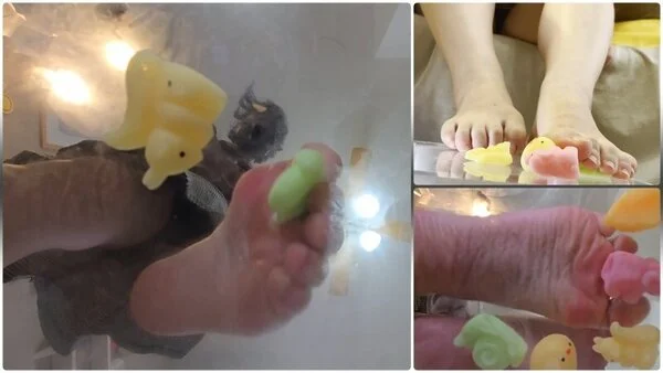 涼花ちゃんのガラス越しスクイーズ遊び