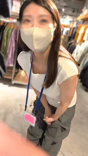 【働く女性の胸ちら ver.3】 〜スポーツ用品店で働く純白美女の胸ちら〜