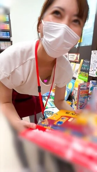 【働く女性の胸ちら ver.4】 〜本屋で働く気品漂う人妻の胸ちら〜